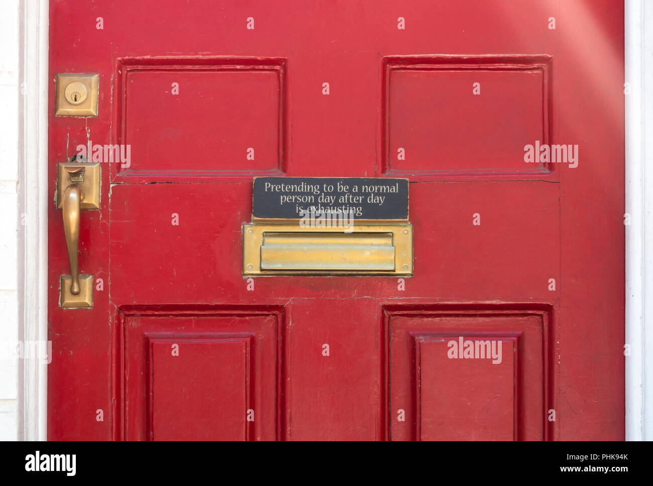 Persönliche Nachricht über einen Mailslot an einer Tür in Nolita in New York City. "Vorgibt, eine normale Person Tag nach Tag anstrengend ist." Stockfoto