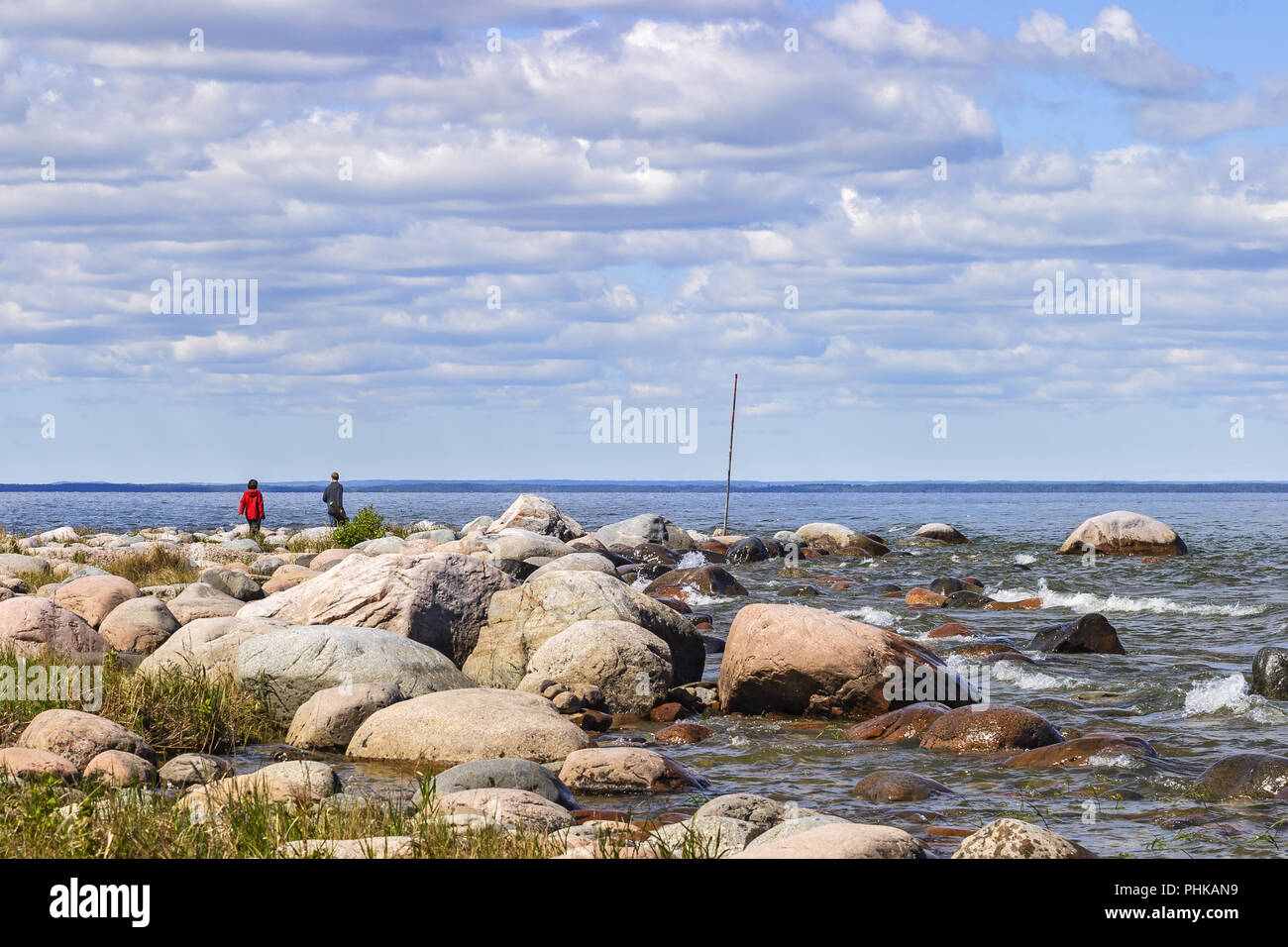 Menschen zu Fuß am Strand an einem See Stockfoto