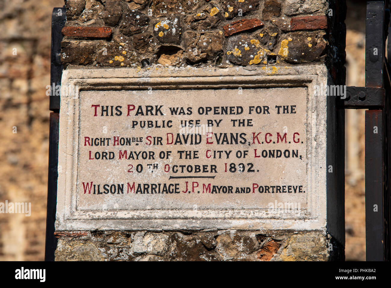 Stein geschnitzte Inschrift am Eingang zum Schloss Park, Colchester Castle, Essex. Durch Stadtrat Horace Egerton grün dargestellt. Von David Evans geöffnet Stockfoto