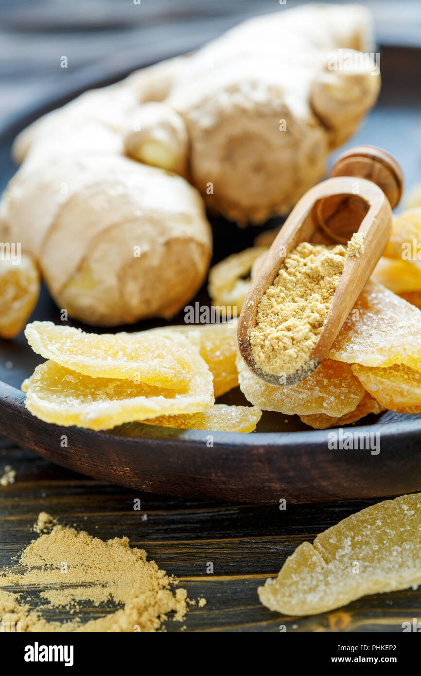 Mit gemahlenen Ingwerscheiben kandierten Ingwers auflöffeln. Stockfoto