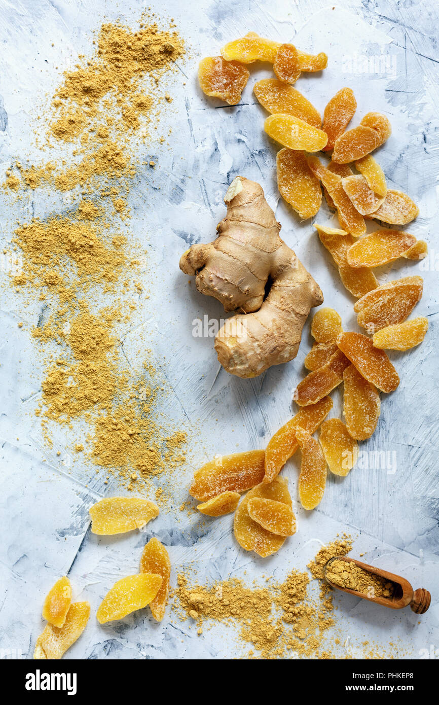 Wurzelginger, gemahlener Ingwer und kandierter Ingwer. Stockfoto