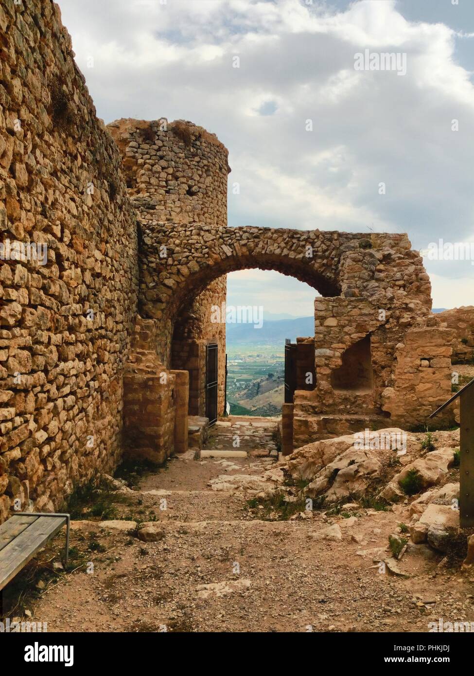 Griechenland, Argos, Peloponnes. Die mittelalterliche Burg von Larisa hoch über der Stadt unten. Dramatische Verteidigungsmauern, Tore und Türme. Stockfoto