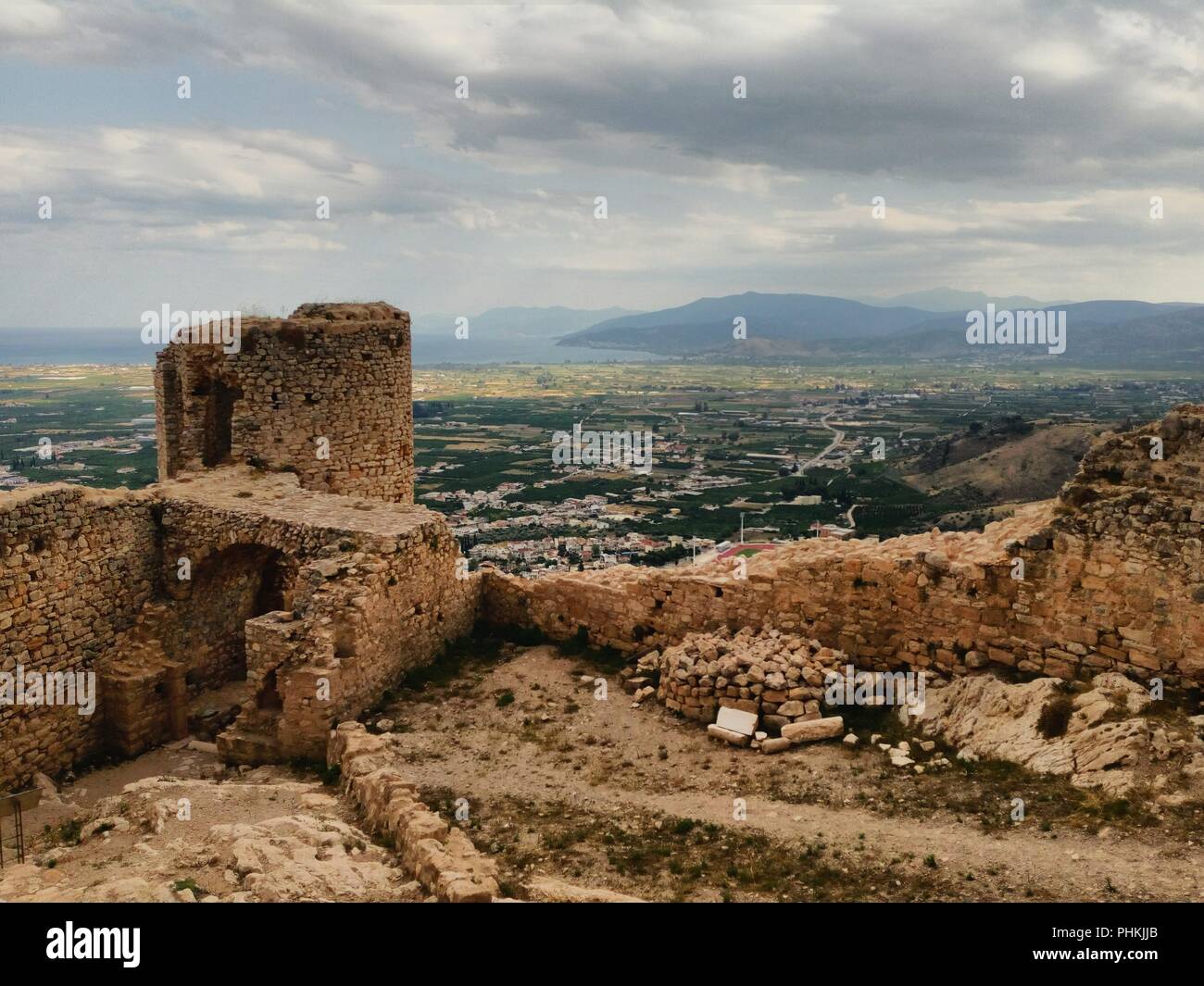 Griechenland, Argos, Peloponnes. Das alte Schloss von Larisa thront hoch auf einem Felsvorsprung mit Blick auf die Stadt und die Ebene unter Stockfoto