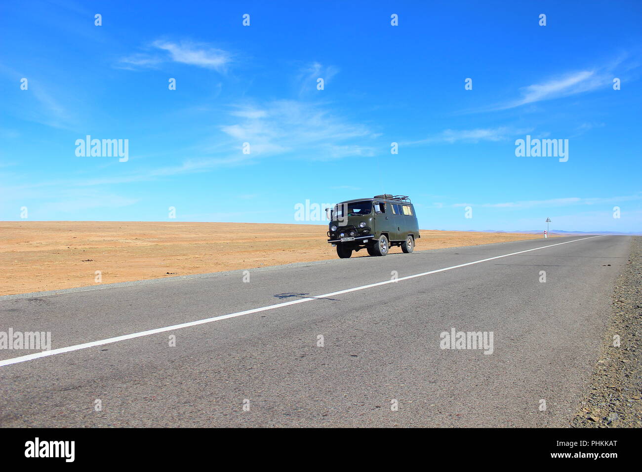 Geländewagen durch die Wüste Gobi fahren - Mongolei Stockfoto