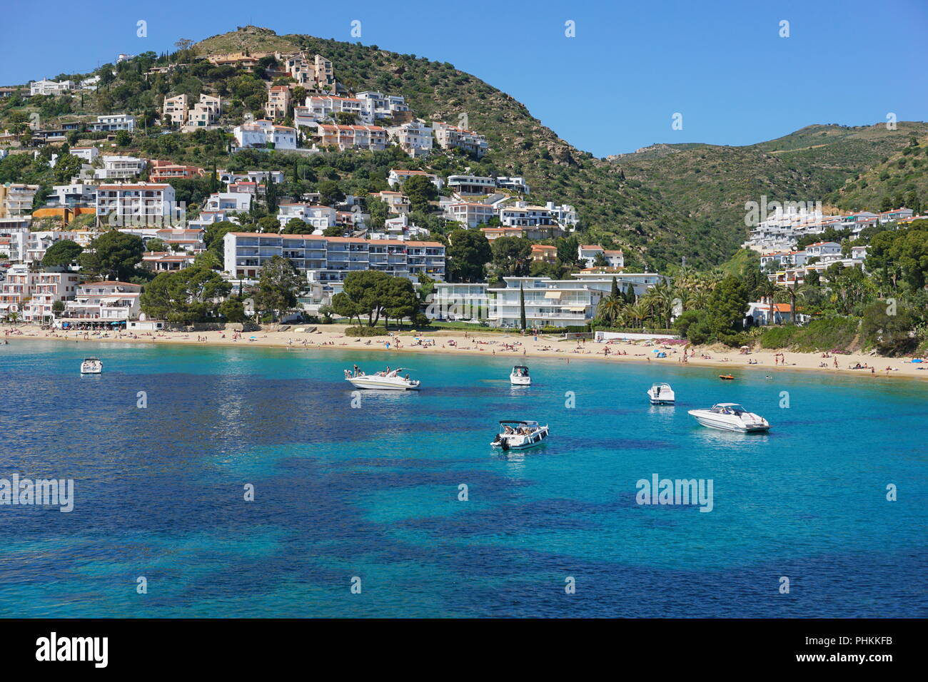 Spanien Costa Brava Küstenstadt mit Sandstrand und Boote in der Nähe der Küste verankert, Mittelmeer, grossen Canyelles, Roses, Girona, Katalonien Stockfoto