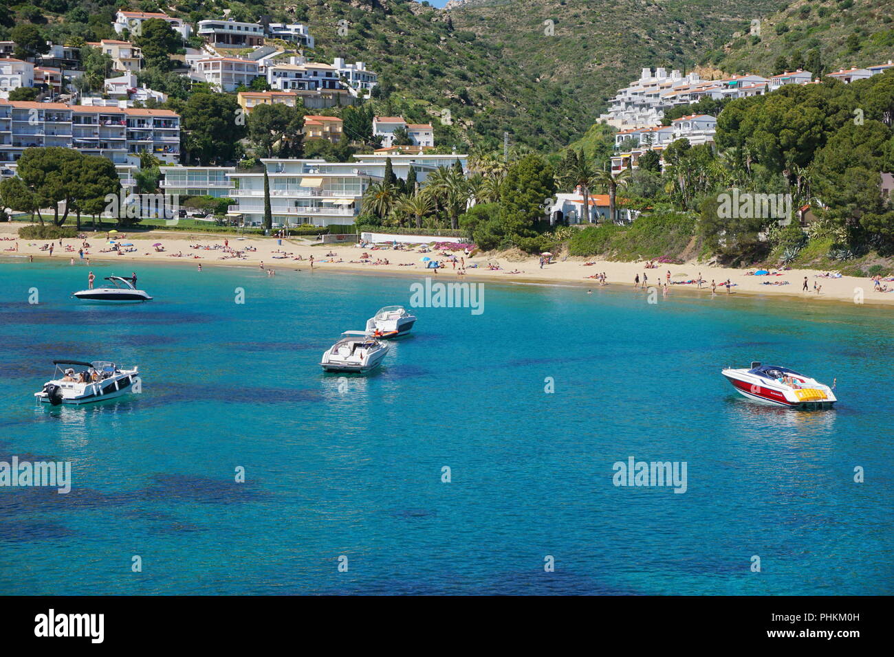 Spanien Costa Brava, Sandstrand mit Booten an der Küste verankert, Mittelmeer, grossen Canyelles, Roses, Girona, Katalonien Stockfoto