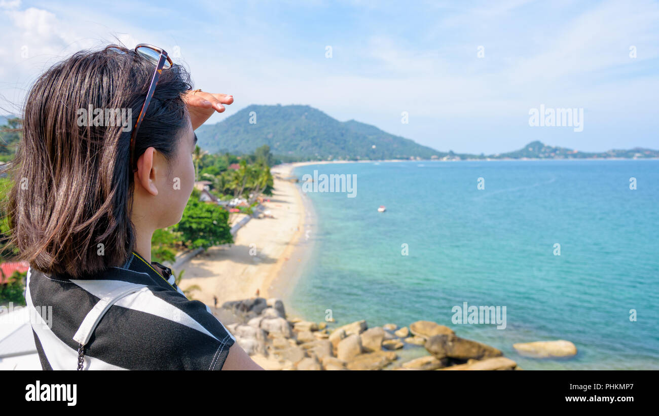 Junge Frau touristische am Meer und schöne Natur Landschaft am Lamai Beach höhe Sicht sind im Sommer Reise auf Koh Samui Insel suchen, Sur Stockfoto