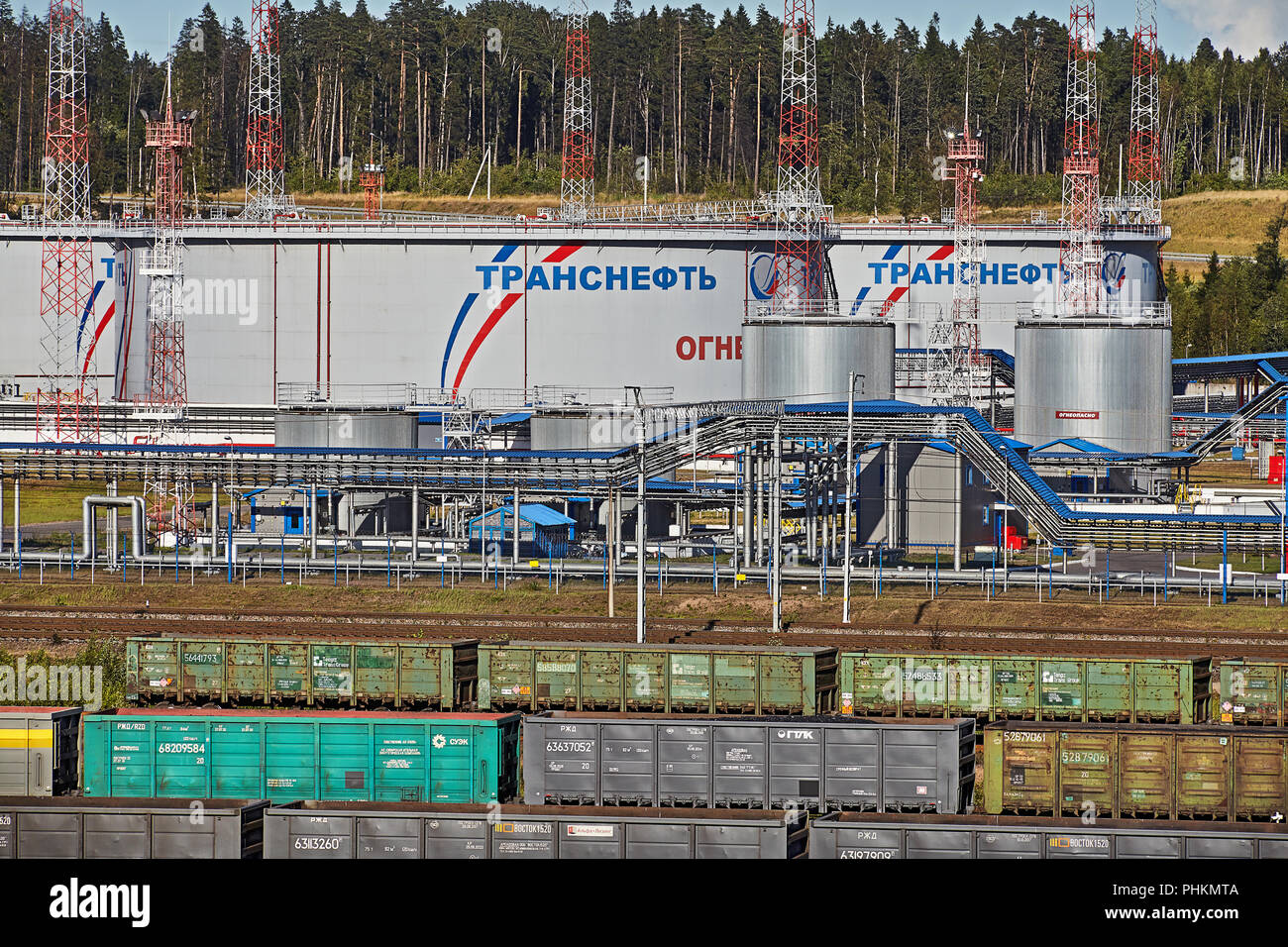 St. Petersburg, Russland - 7. August 2018: transneft Ust-Luga Port, Petroleum Storage tank der Russischen Ölpipeline. Stockfoto
