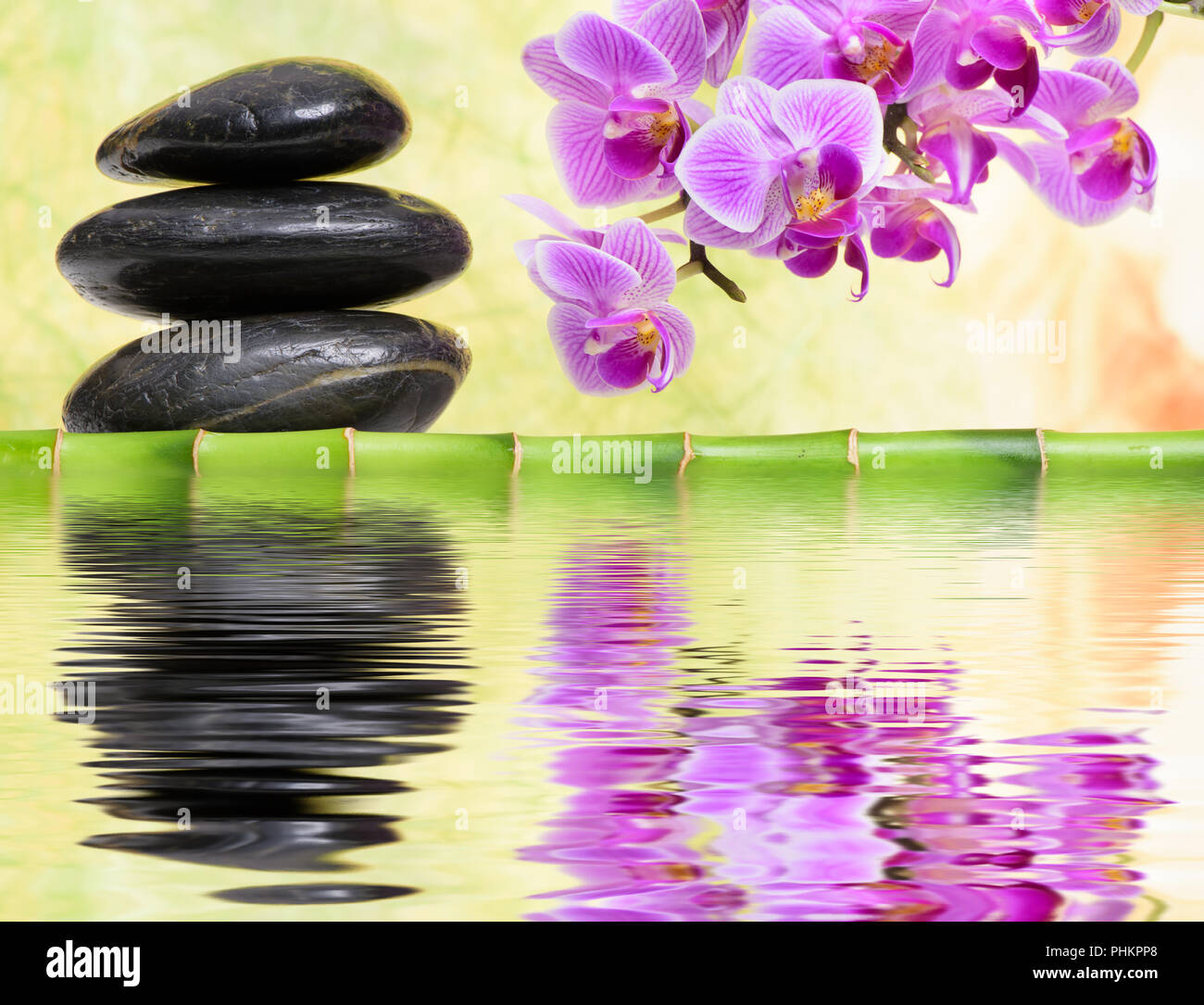 Japanischer Zen-Garten mit gestapelten Steinen Spiegelung im Wasser Stockfoto
