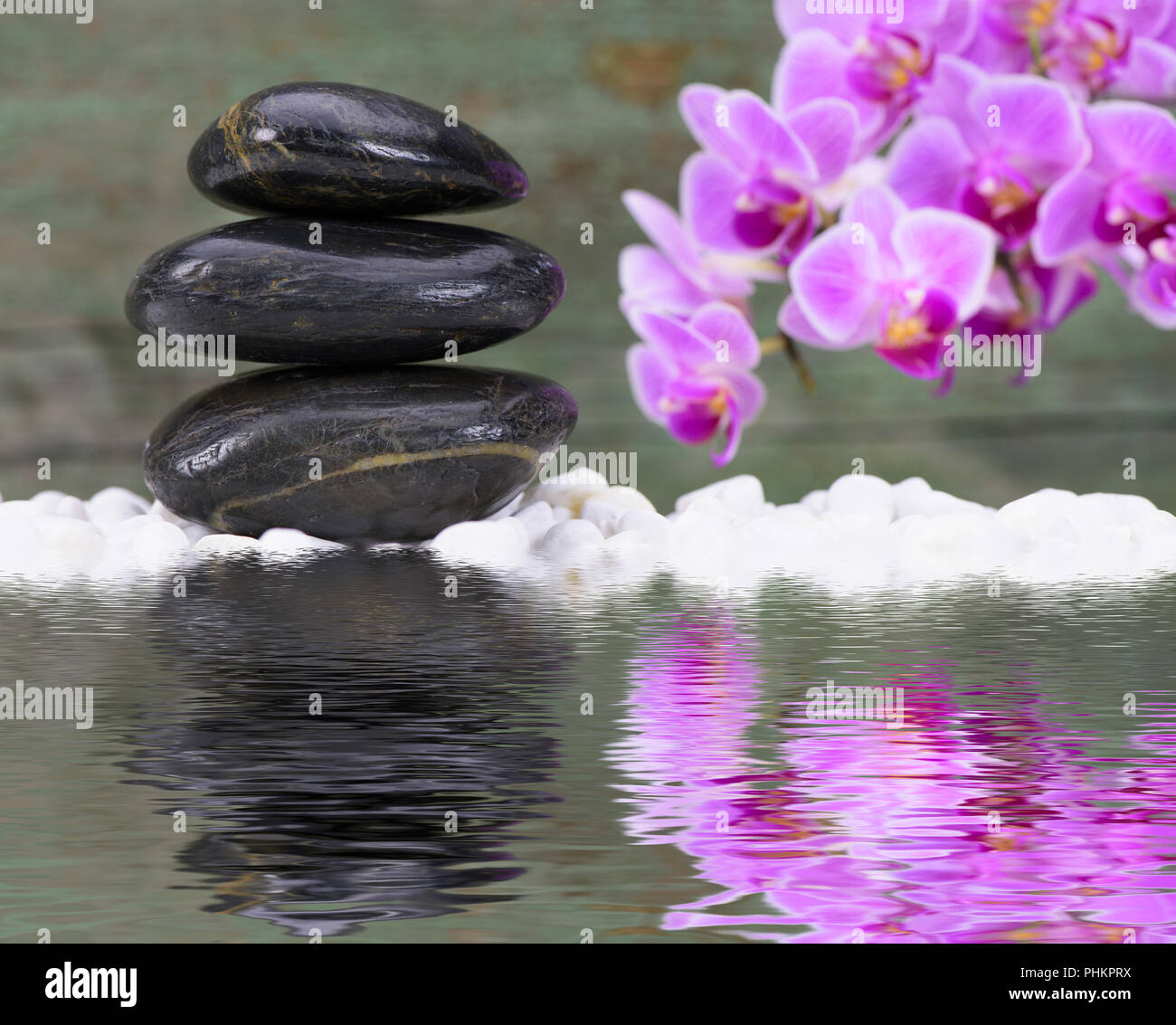 Japanischer Zen-Garten mit gestapelten Steinen Spiegelung im Wasser Stockfoto