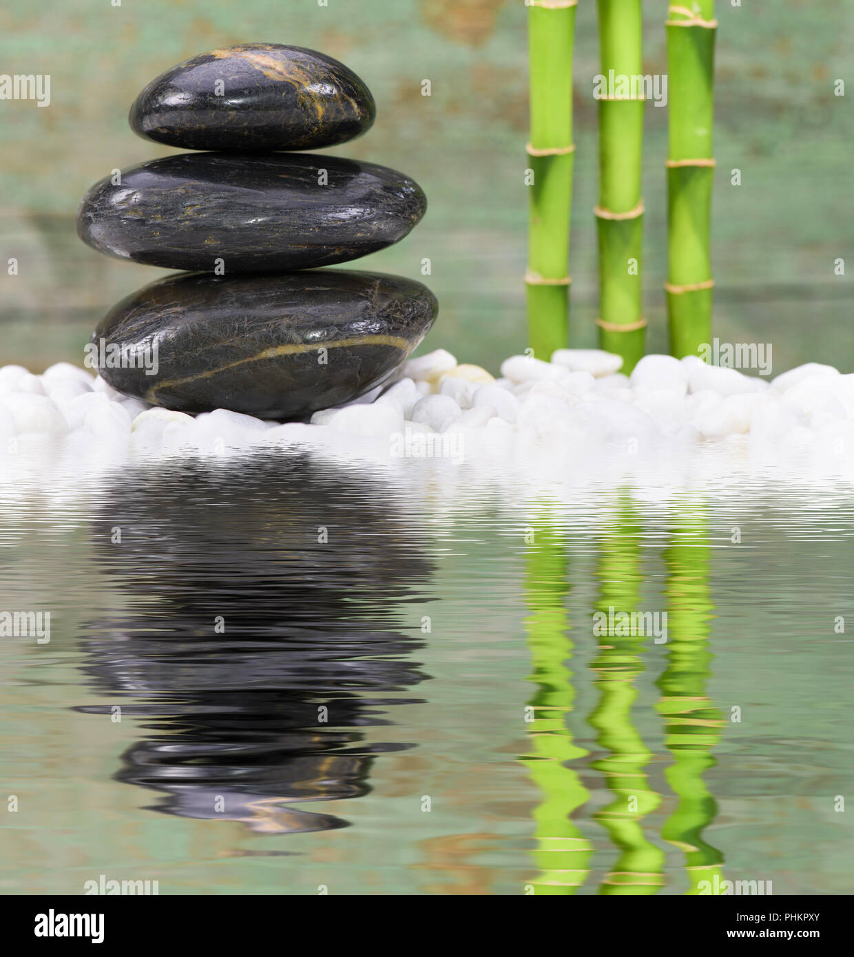 Japanischer Zen-Garten mit gestapelten Steinen Spiegelung im Wasser Stockfoto