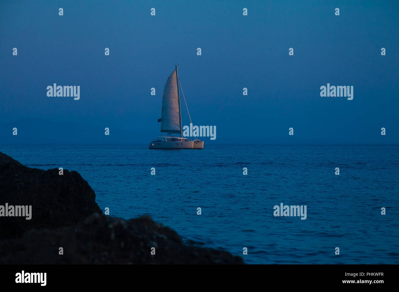 Weiße Yacht auf See am frühen Morgen-romantische Ferienhäuser Konzept Stockfoto