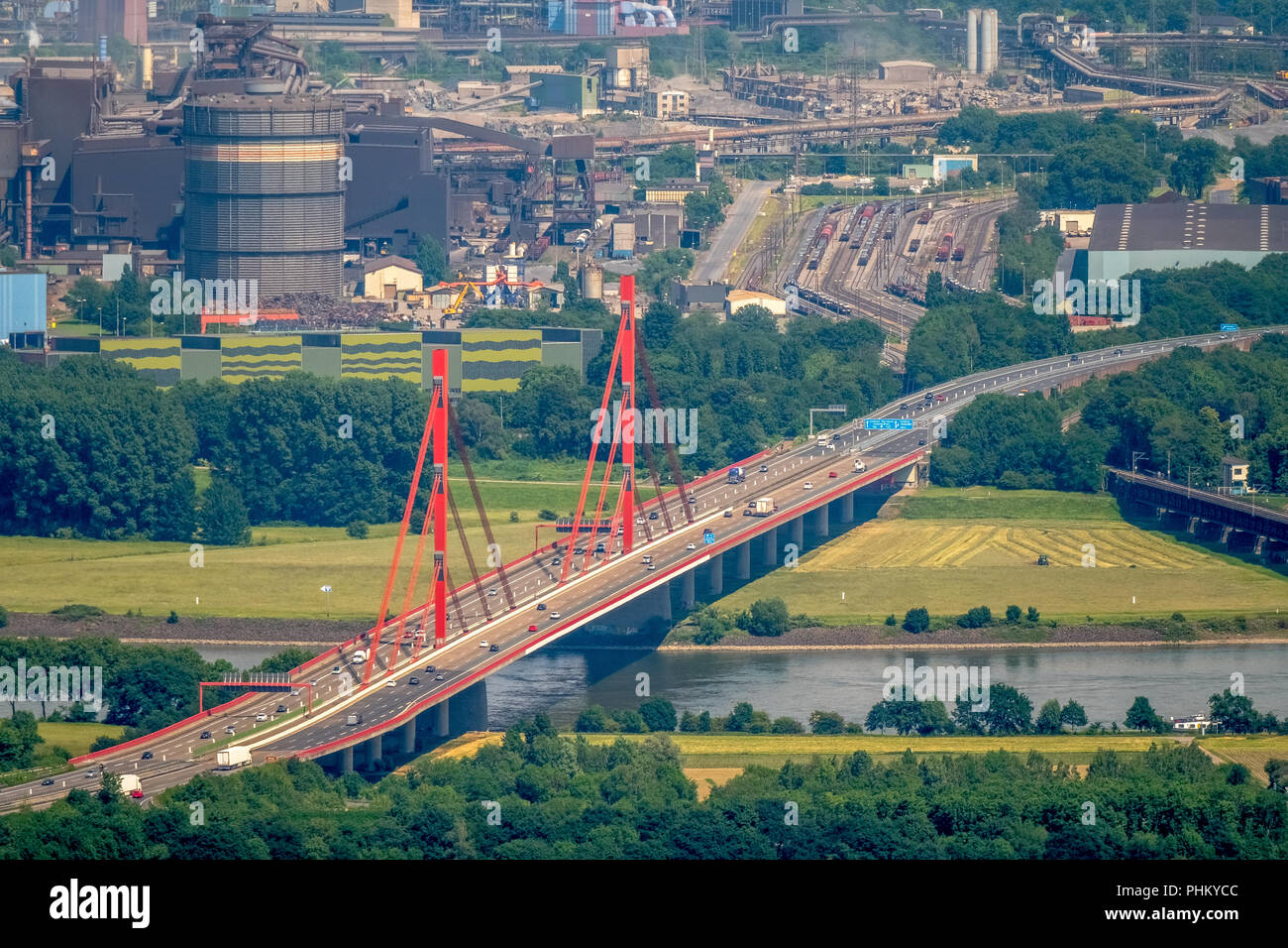 Luftaufnahme, Blick von Westen über den Rhein zum Bezirk Beeckerwerth in Duisburg, Rhein Bogen mit eisenbahnbrücke Haus-Knipp-Eisenbahnbrücke und Stockfoto