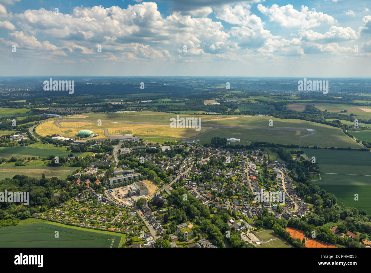Luftaufnahme, Flughafen Essen Mülheim, Flugplatz, Landebahn, Abriss AGIPLAN an der Windmühlenstraße Zeppelinstraße, Mülheim an der Ruhr, Ruhrgebiet, Nort Stockfoto