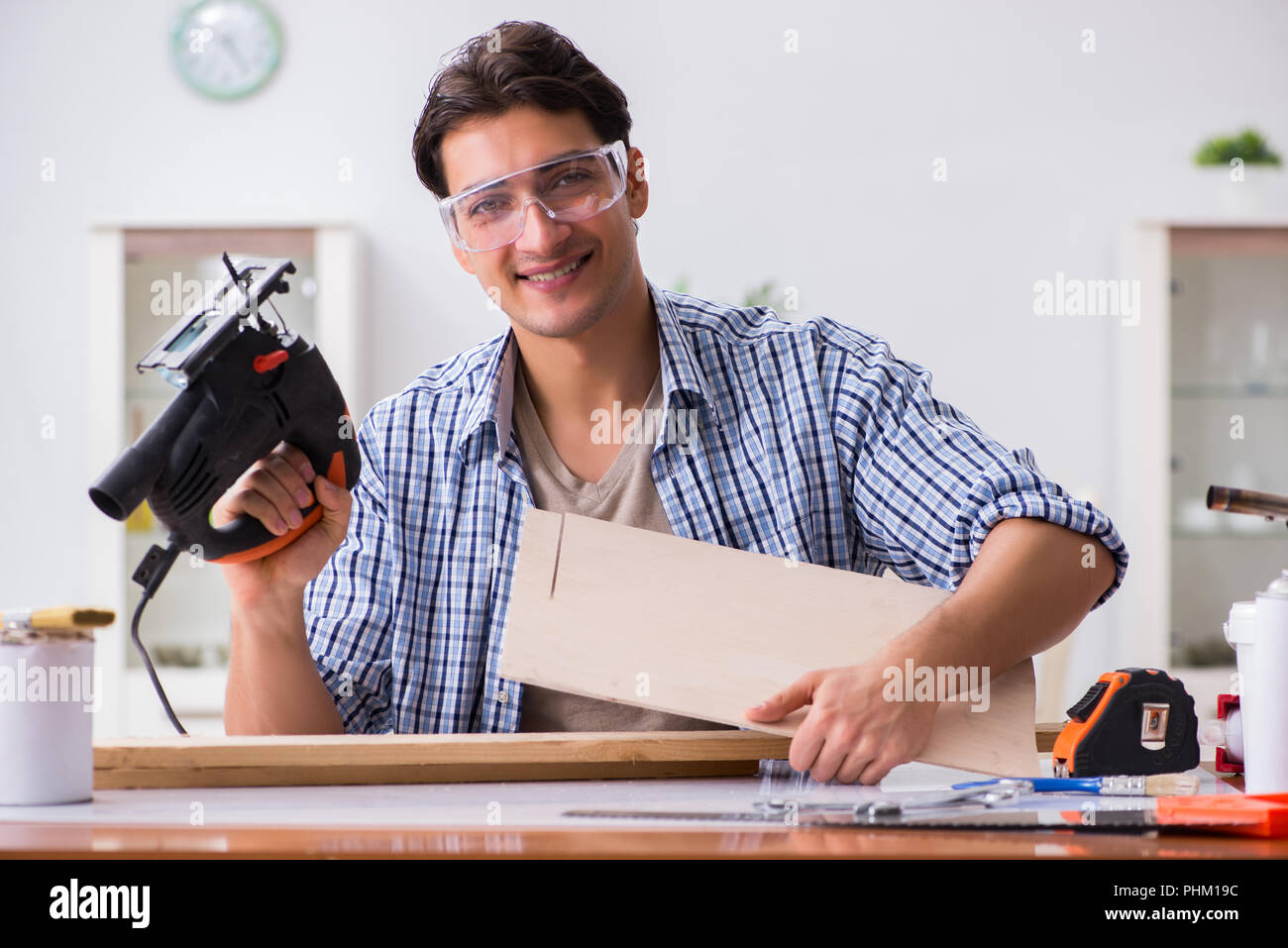 Junge Mann In Der Holzbearbeitung Hobby Konzept Stockfoto Bild
