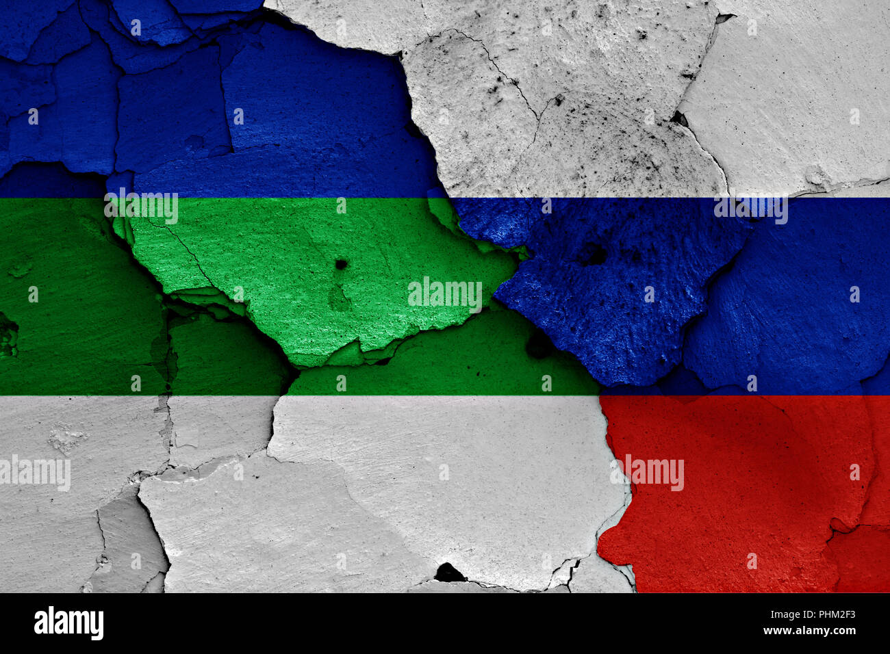 Flaggen von Komi und Russland malte auf Risse an der Wand Stockfoto