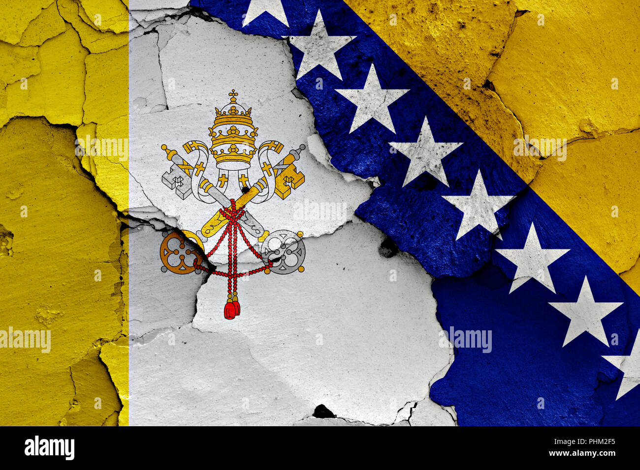 Flaggen von Vatikan und Bosnien und Herzegowina über gerissene Wand gemalt Stockfoto