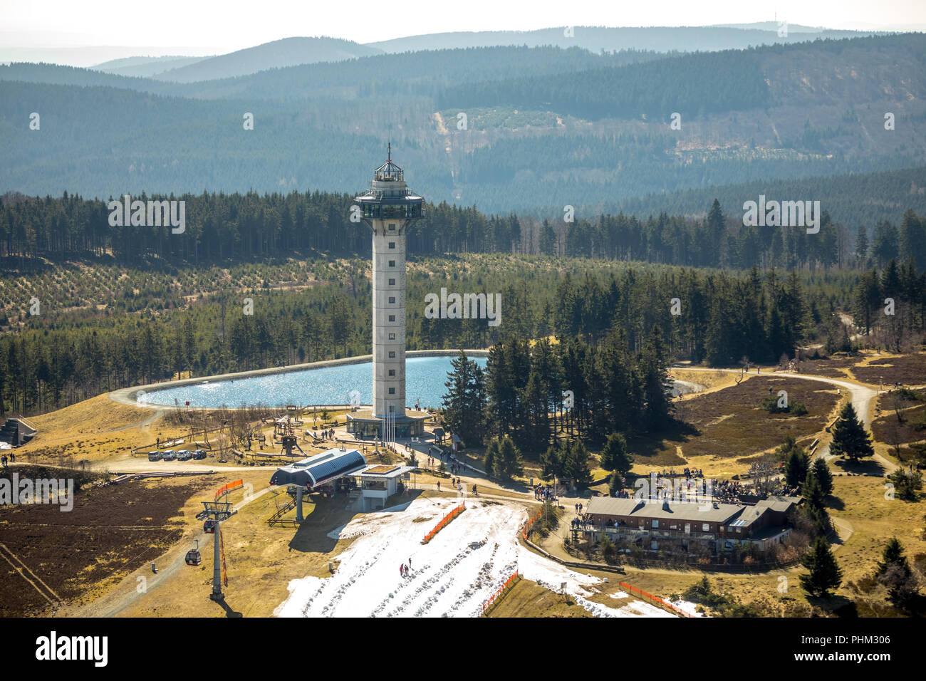 Ettelsberg mit ettel Tower, Hochheideturm, Ettelsberg See, Siggis Hütte, gesellige Mountain Inn an der Seilbahn, in Willingen in Hessen. Willinge Stockfoto