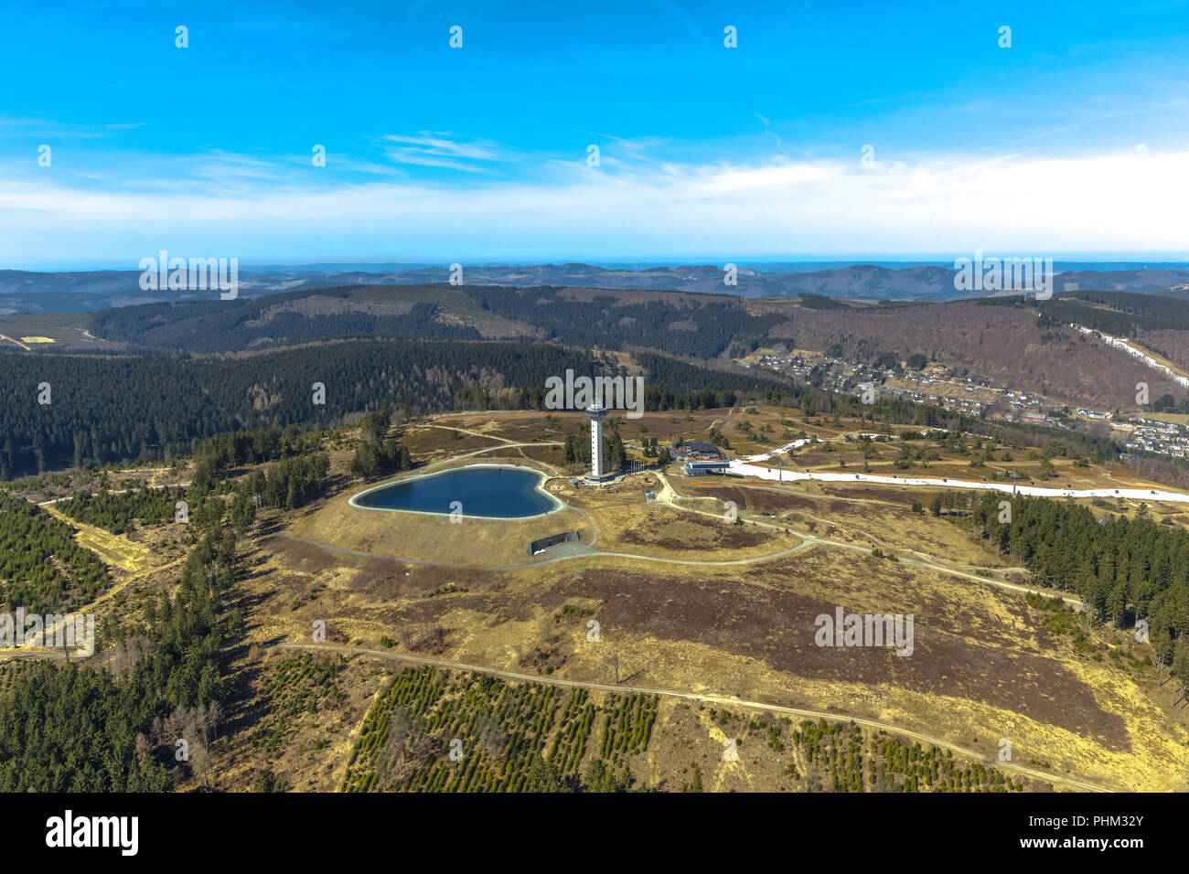 Ettelsberg mit ettel Tower, Hochheideturm, Ettelsberg See, Siggis Hütte, gesellige Mountain Inn an der Seilbahn, in Willingen in Hessen. Willinge Stockfoto