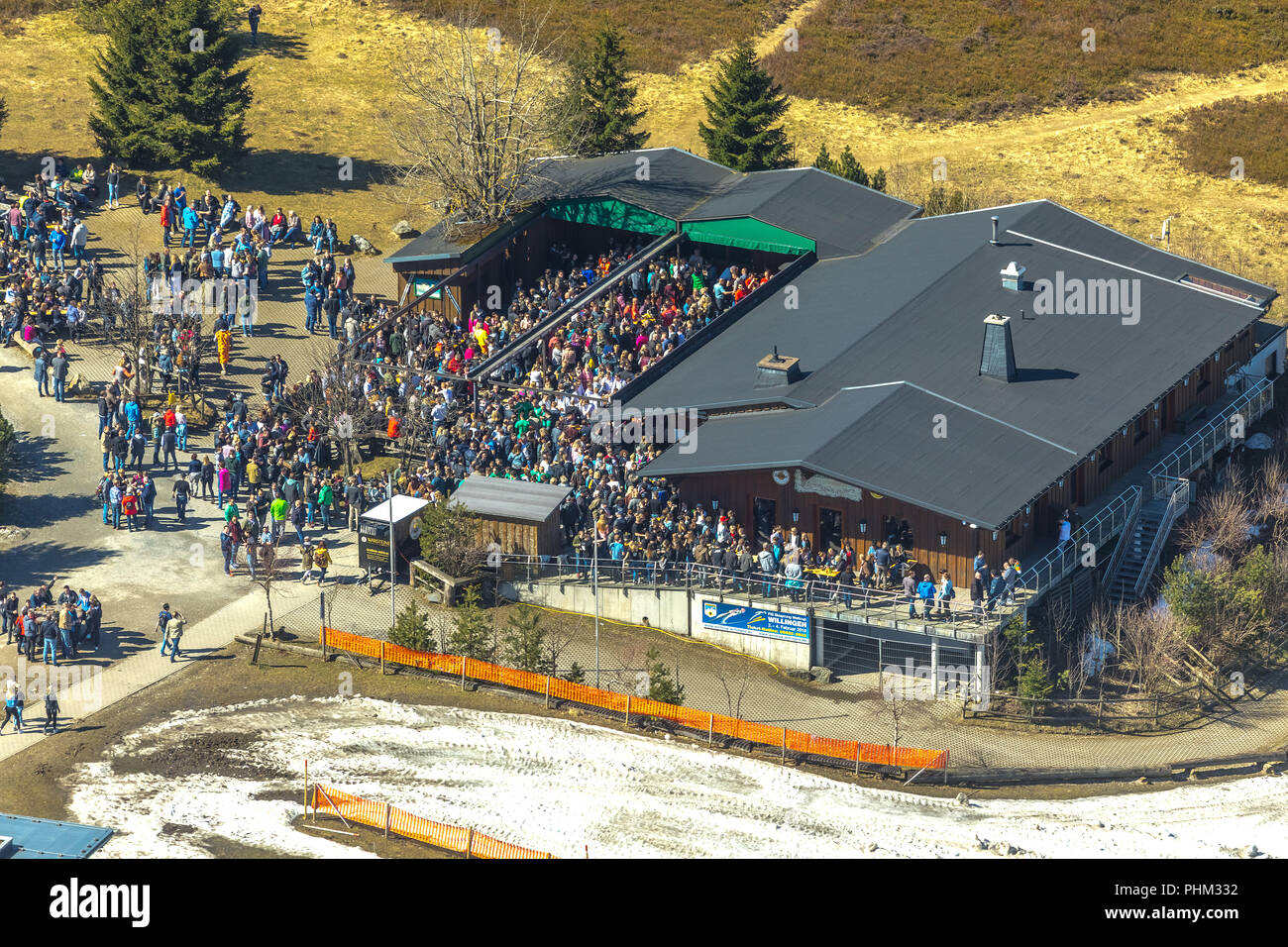 Mit Ettel, Ettelsberg Turm, Siggis Hütte, gesellige Mountain Inn an der Seilbahn, in Willingen in Hessen. Willingen (Upland), Landkreis Waldeck - Stockfoto