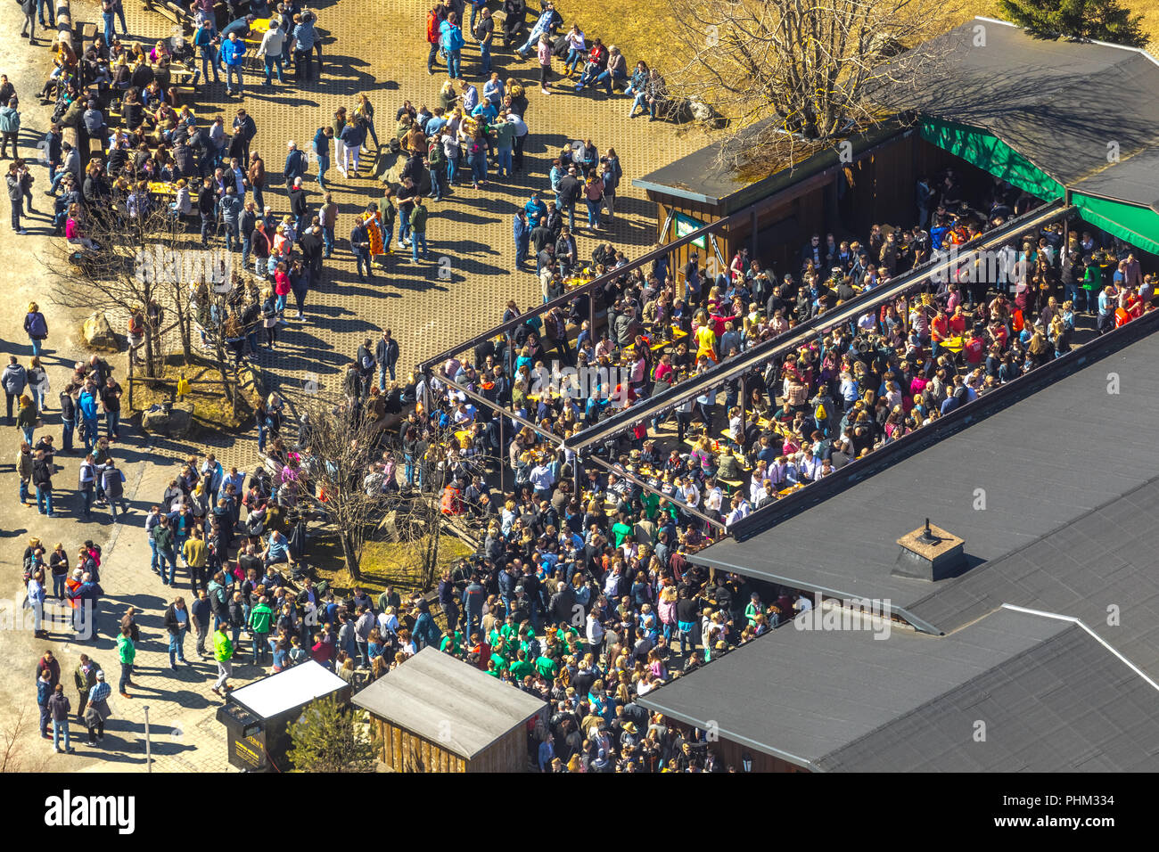 Mit Ettel, Ettelsberg Turm, Siggis Hütte, gesellige Mountain Inn an der Seilbahn, in Willingen in Hessen. Willingen (Upland), Landkreis Waldeck - Stockfoto
