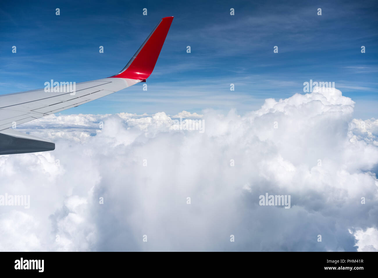 Flugzeugflügel über den Wolken Stockfoto