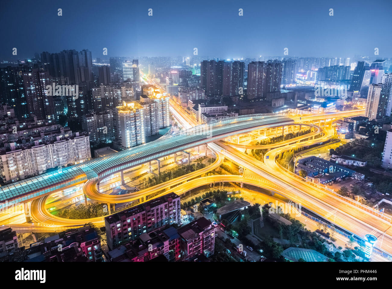 Stadt Interchange bei Nacht Stockfoto