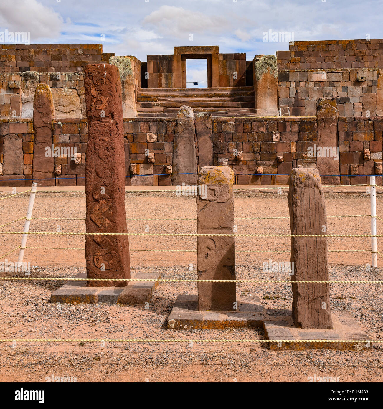 Halb-unterirdischen Tempel mit den Ponce Monolith in der Kalisasaya gateway sichtbar. Tiwanaku archäologische Stätte, La Paz, Bolivien Stockfoto