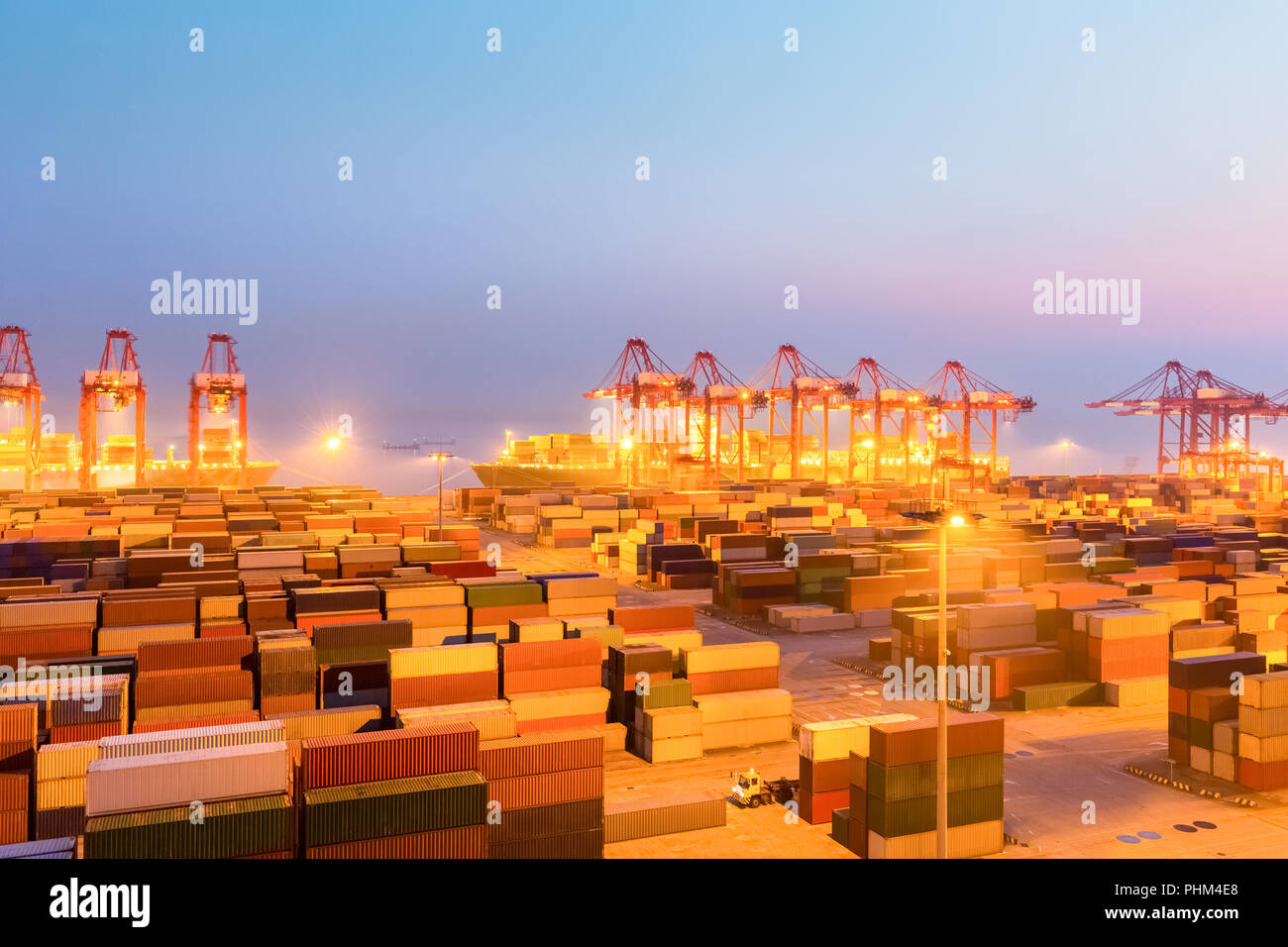 Shanghai Containerhafen in Nightfall Stockfoto