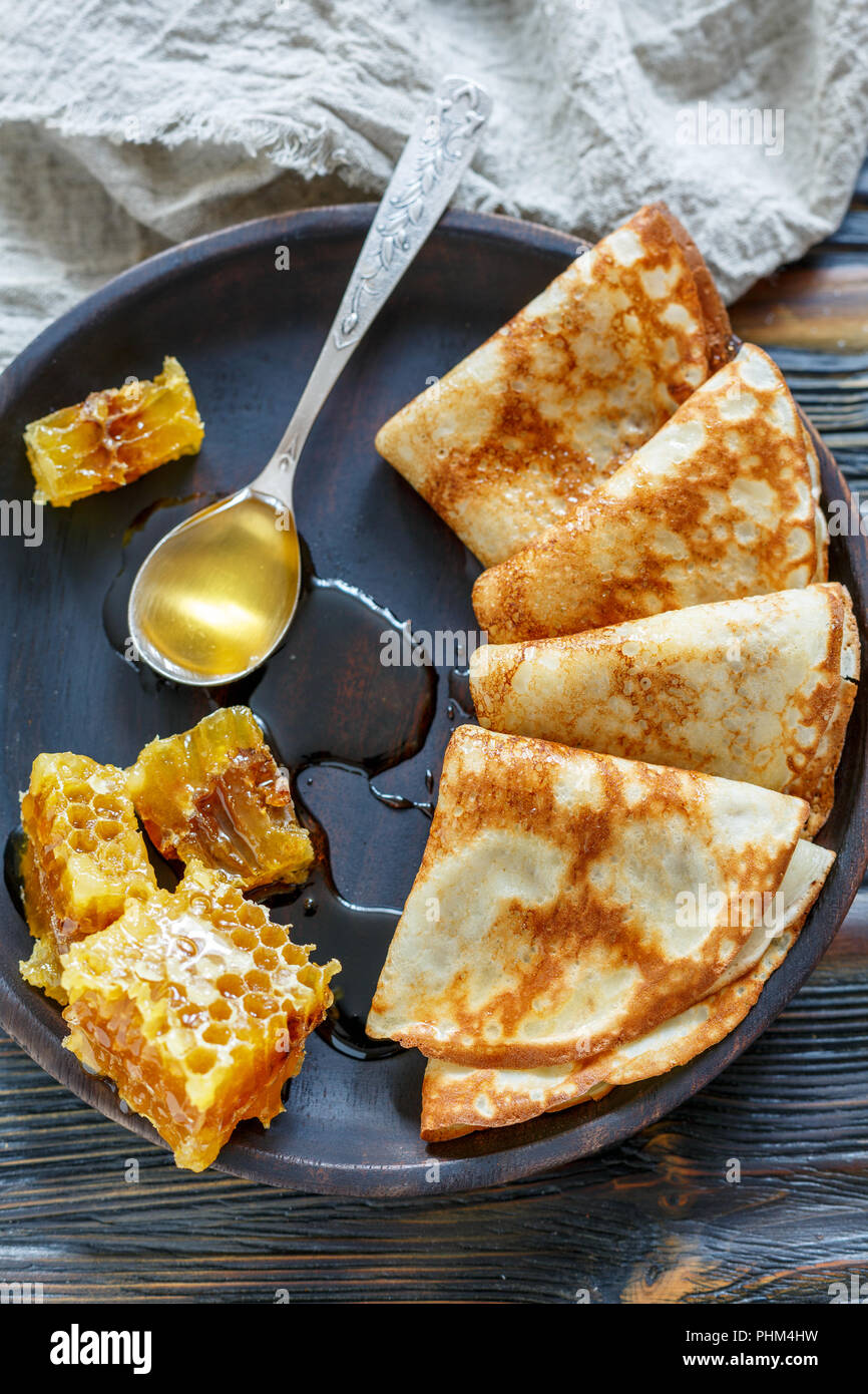 Crepes und Honig für ein leckeres Frühstück. Stockfoto