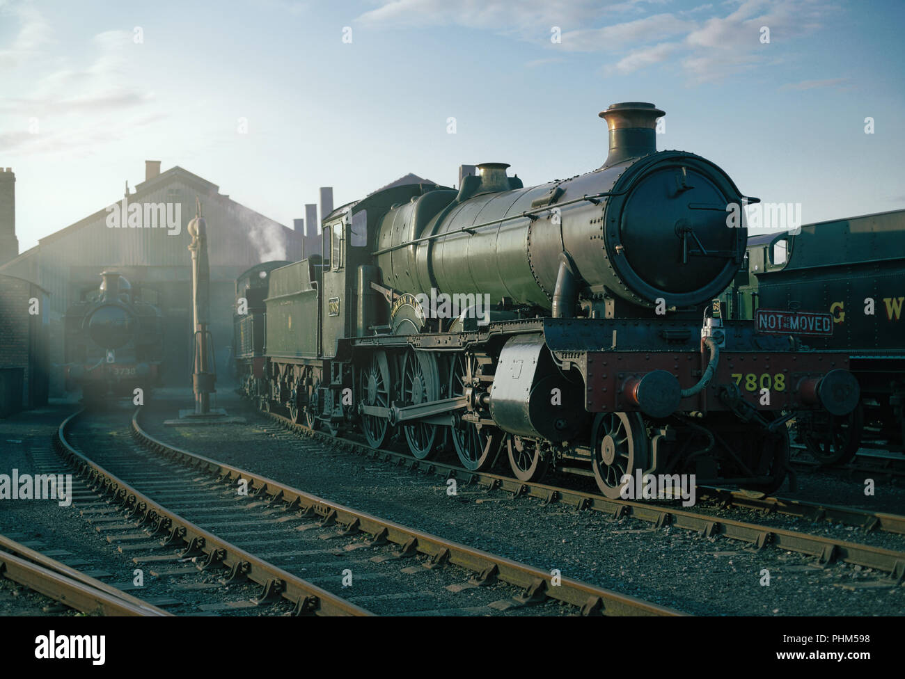 Ex-GWR-Lokomotive", Cookham Manor" auf Halle in Didcot Railway Centre in eine neu erstellte Szene erinnert an die Tage von Dampf. Stockfoto