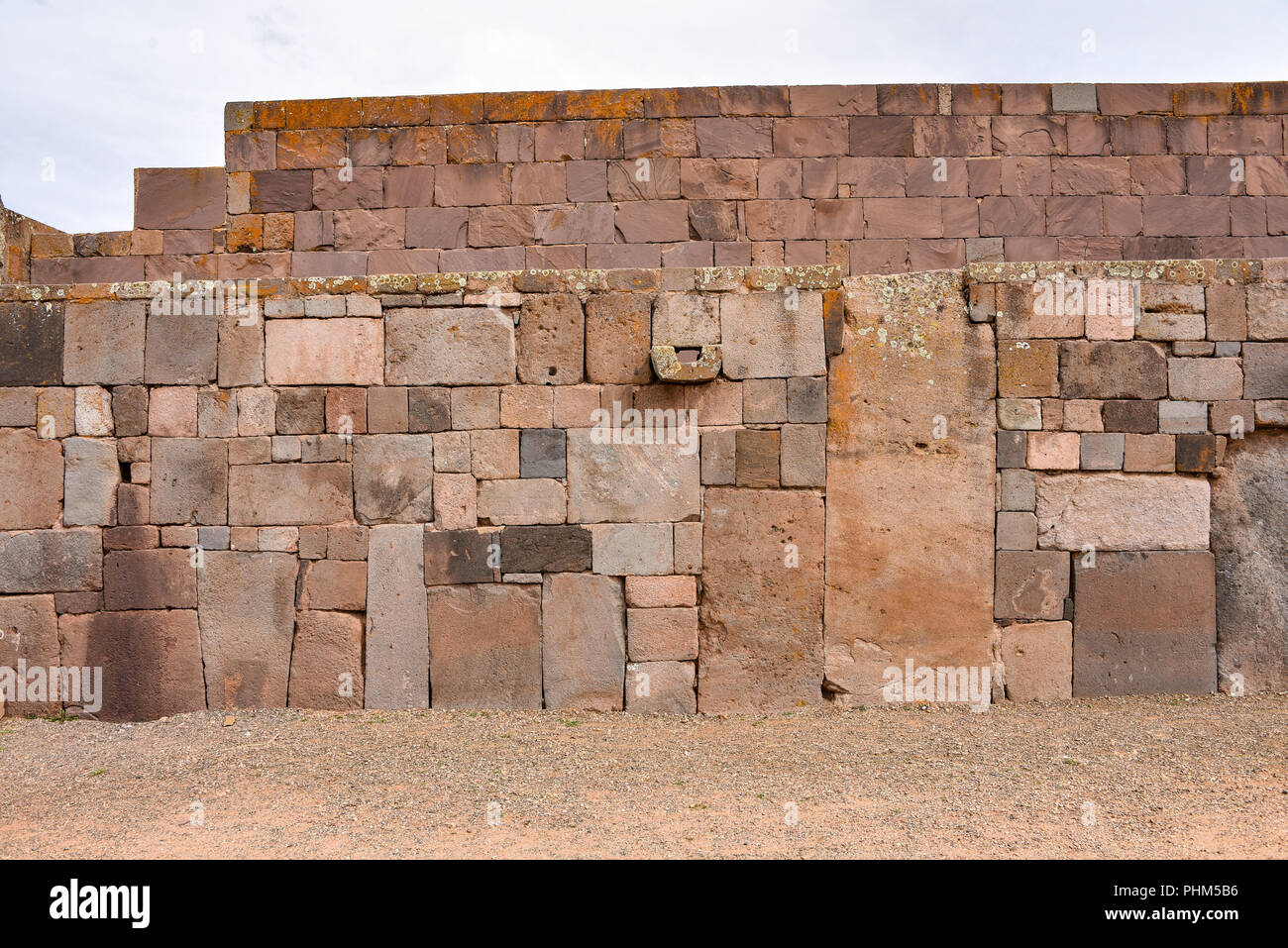 Aufwändig Steinmauer Strukturen an der Tiwanaku archäologische Stätte, in der Nähe von La Paz, Bolivien gebaut Stockfoto