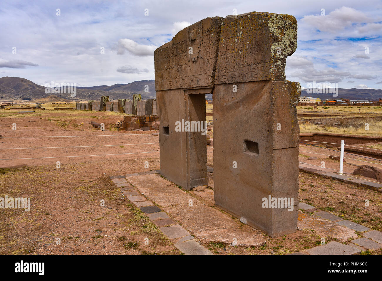 Die Puerta de Sol (Gateway der Sonne) der Kalasasaya, an der Tiwanaku Ausgrabungsstätte, in der Nähe von La Paz, Bolivien. Stockfoto