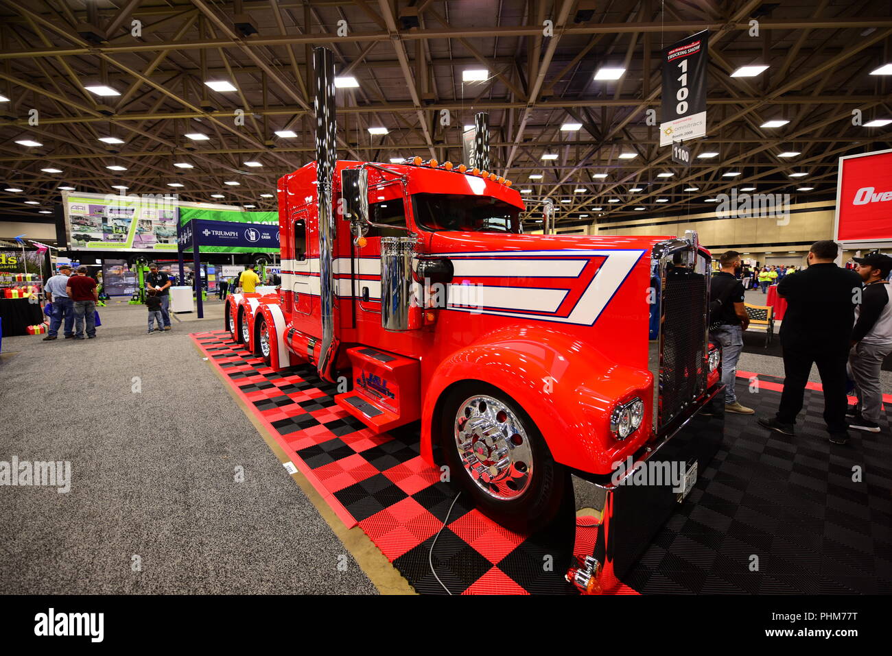Eine rotweiße Kenworth W900 Semi Truckid 2018 Great American Truck