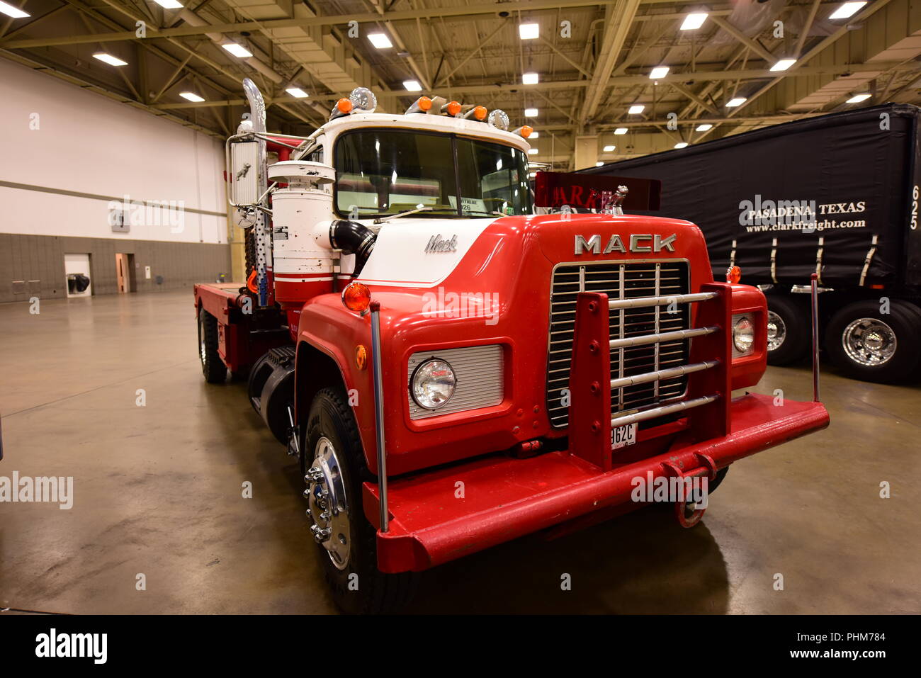 Ein alter Klassiker Mack Truck ist die 2018 Great American Truck Show in Dallas, Texas, USA angezeigt. Stockfoto