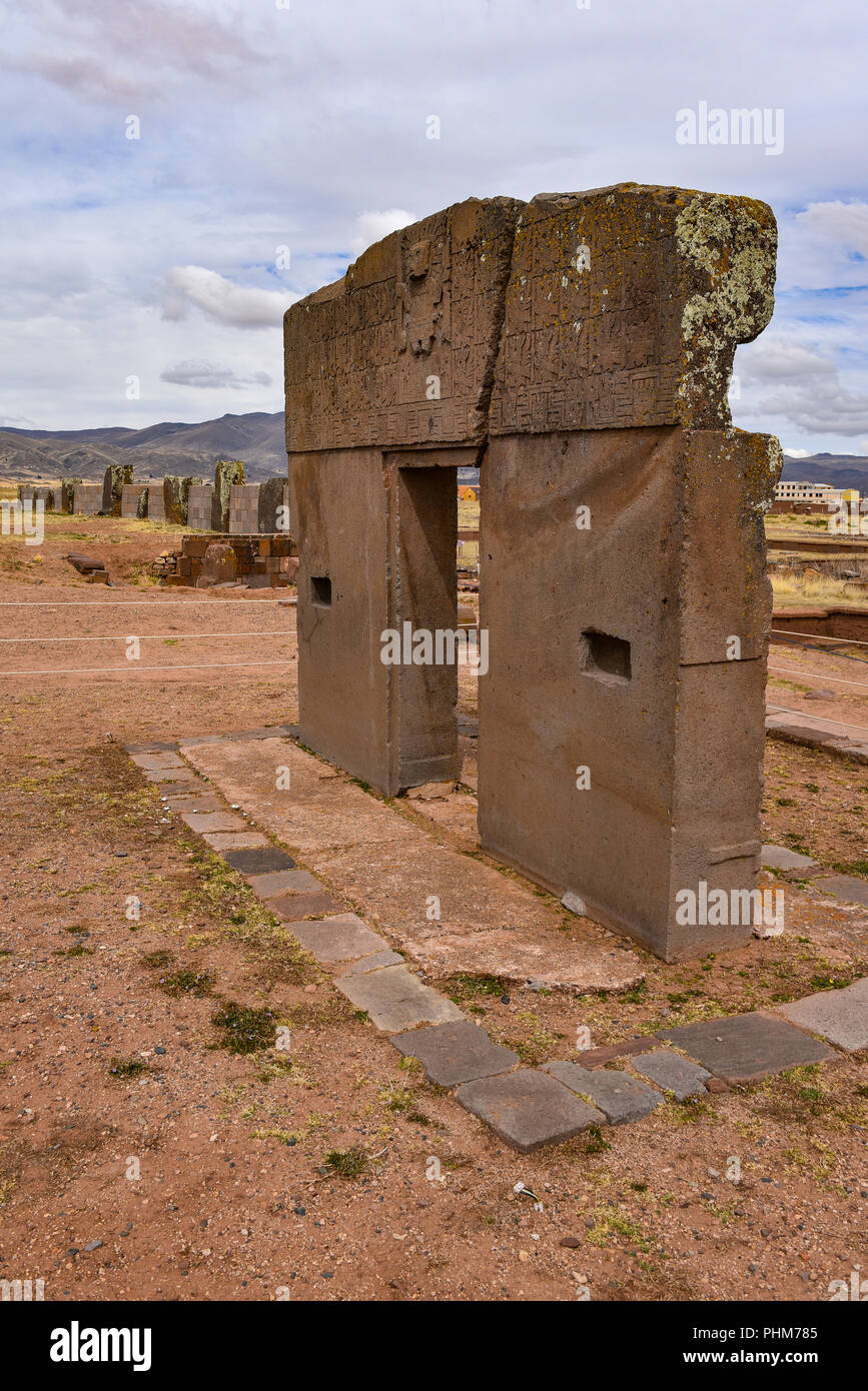 Die Puerta de Sol (Gateway der Sonne) der Kalasasaya, an der Tiwanaku Ausgrabungsstätte, in der Nähe von La Paz, Bolivien. Stockfoto