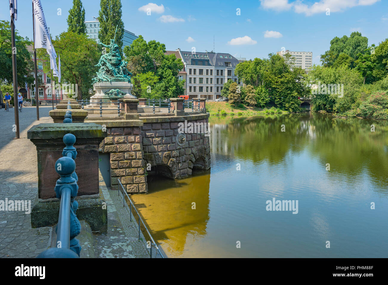 Das Denkmal von Vater Rhein und seine Töchter und den See Kaiserteich