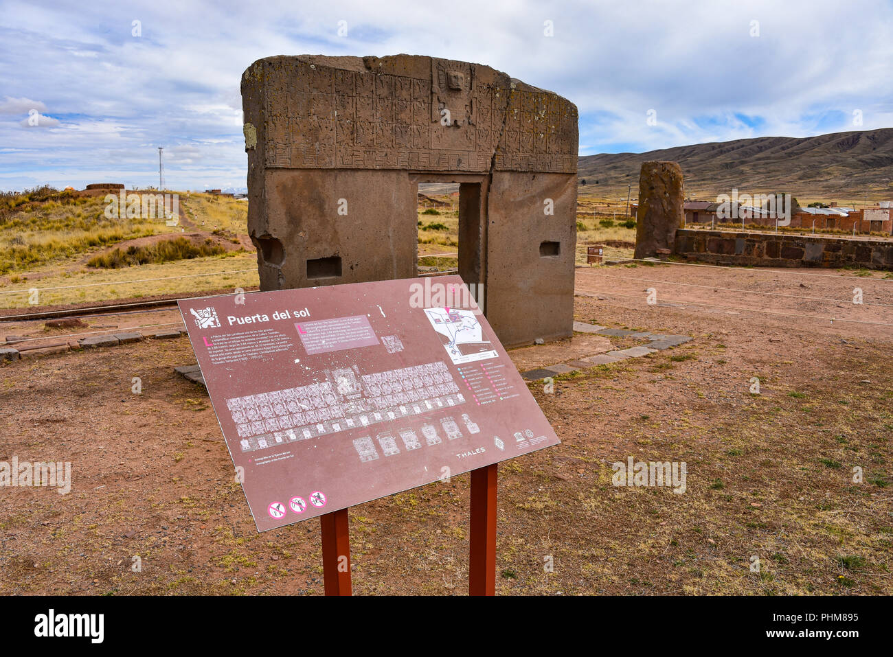 Die Puerta de Sol (Gateway der Sonne) der Kalasasaya, an der Tiwanaku Ausgrabungsstätte, in der Nähe von La Paz, Bolivien. Stockfoto