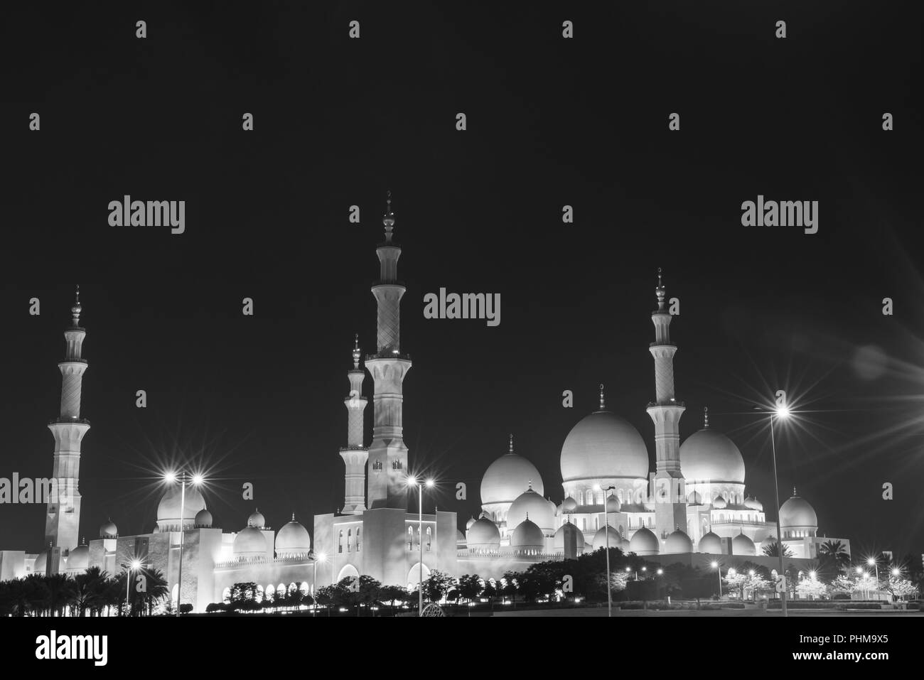 Abu Dhabi, VAE - Juli 23, 2018: Schwarz und Weiß Foto von Sheikh Zayed Grand Moschee Abu Dhabi, VAE bei Nacht Stockfoto