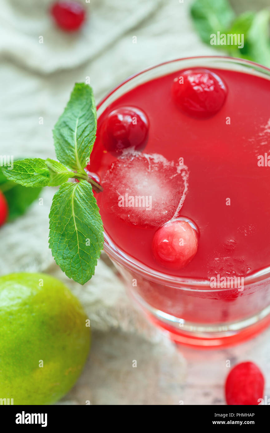 Cranberry erfrischendes Getränk und Minze im Glas. Stockfoto