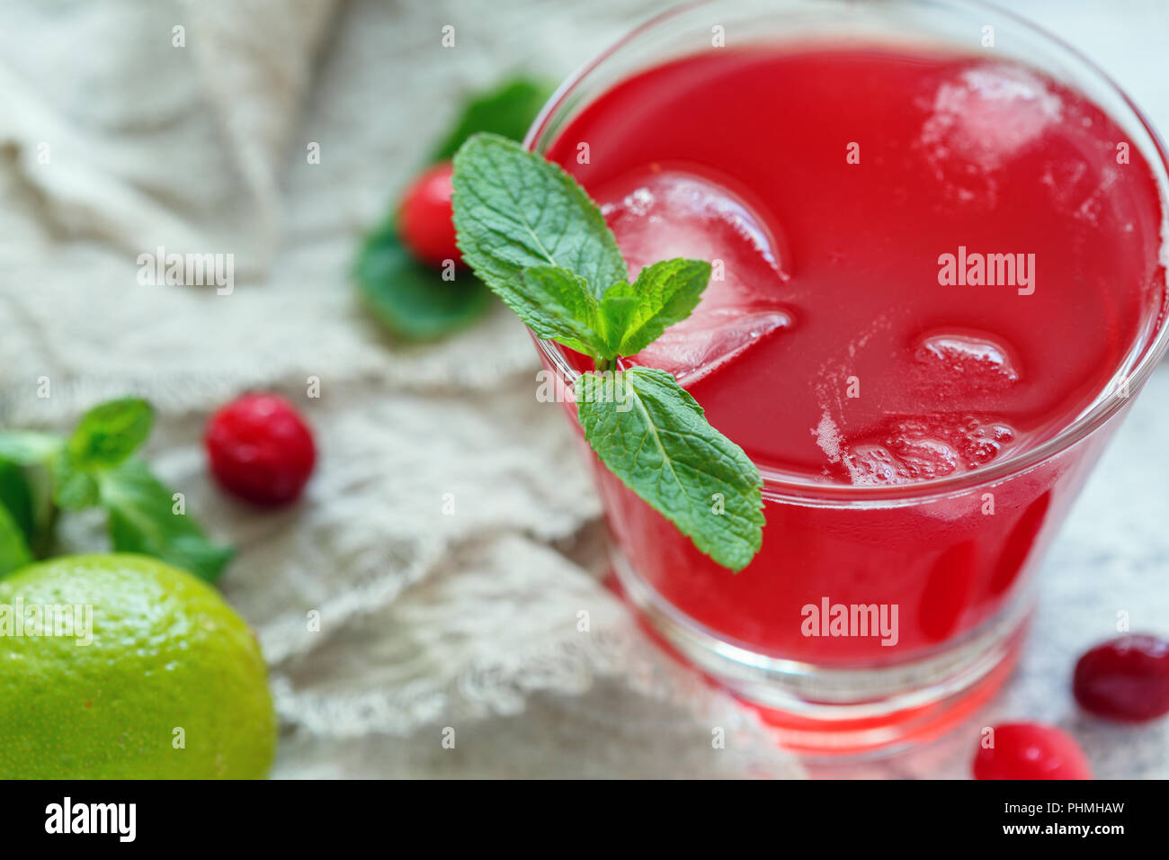 Glas mit hausgemachten Cranberry morse Nahaufnahme. Stockfoto