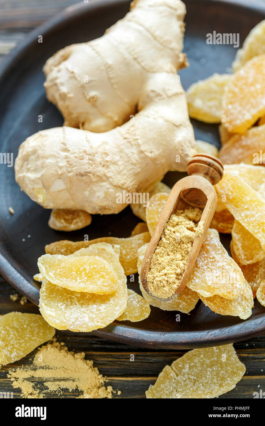 Mit gemahlenen Ingwerscheiben kandierten Ingwers auflöffeln. Stockfoto