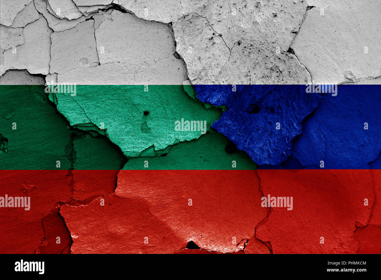 Flaggen von Bulgarien und Russland malte auf Risse an der Wand Stockfoto