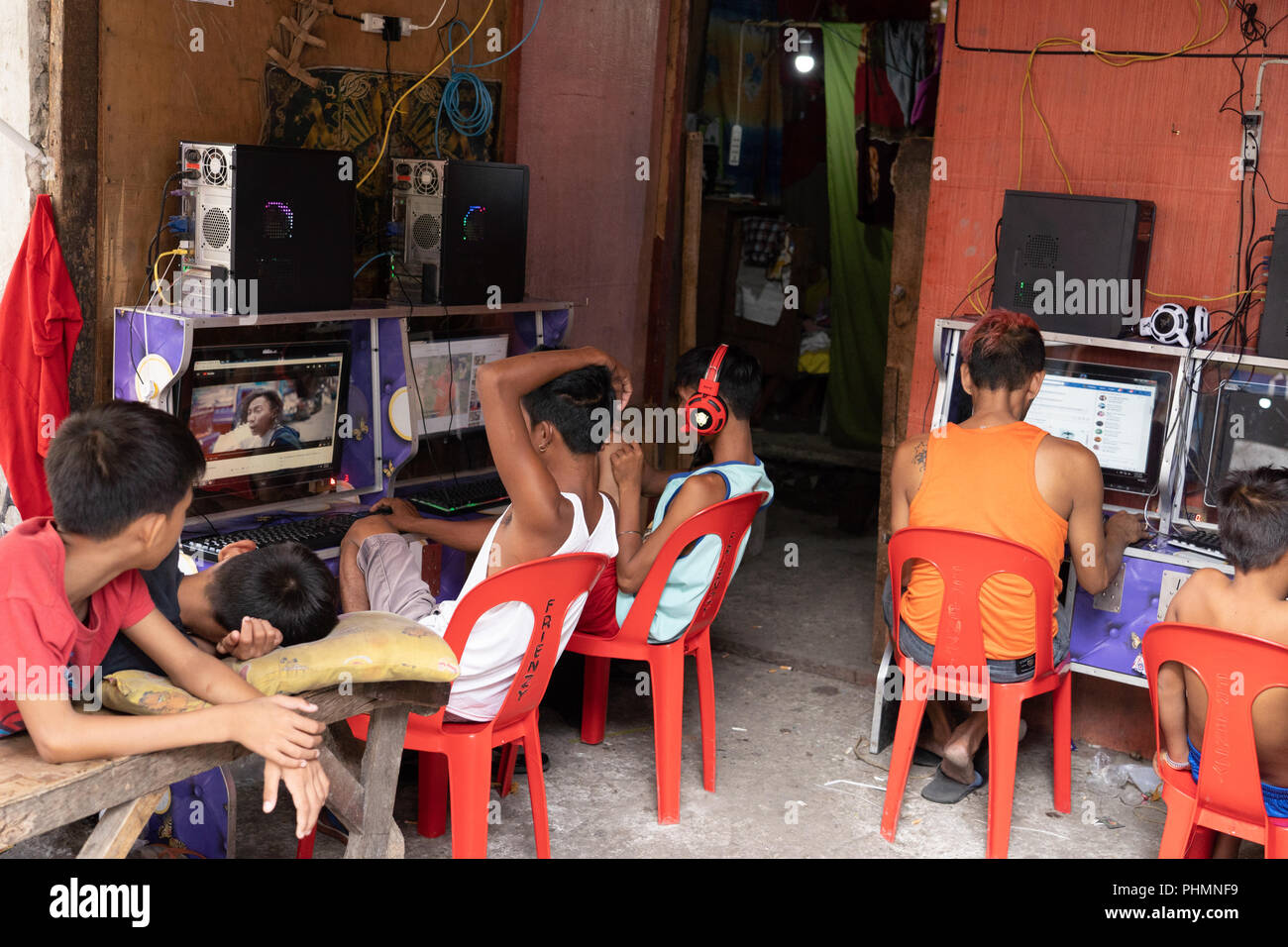 Jungen Filipinos in Ihren lokalen Internet Cafe in einer armen Gegend von Cebu City Stockfoto