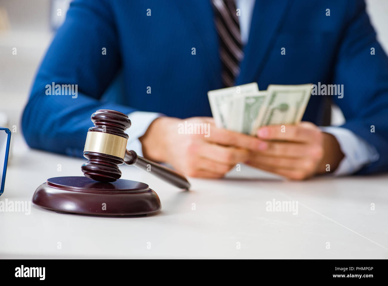 Rechtsanwalt Geld erhalten als Bestechung Stockfoto