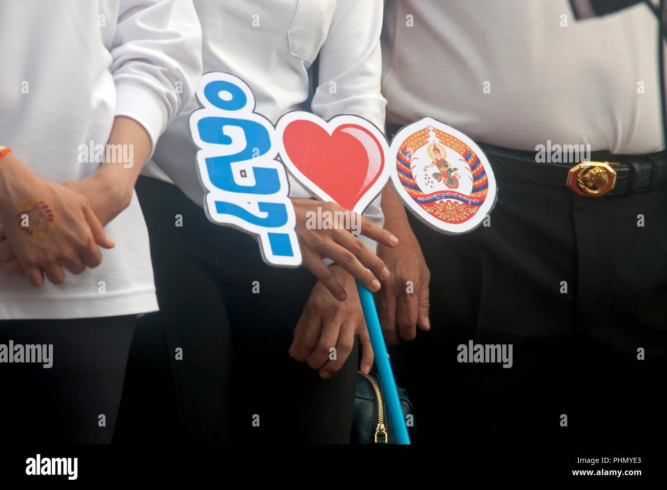 Kambodschanische Volkspartei (CPP) Unterstützer halten politische Kampagne Utensilien bei einer Wahlkampfveranstaltung in Kampong Cham, Kambodscha. Stockfoto