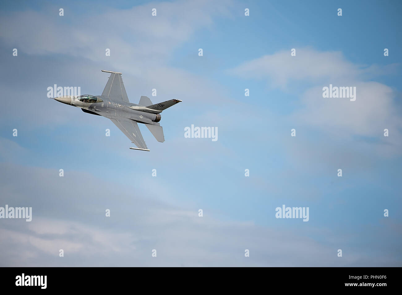 Oshkosh, WI - 28. Juli 2018: eine F-16 Flying Falcon, die an die EAA Airshow zu drehen. Stockfoto