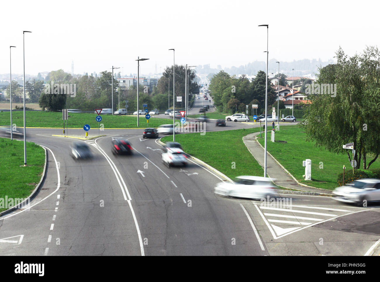 Straßenverkehr im Kreisverkehr Ausfahrt Stockfoto