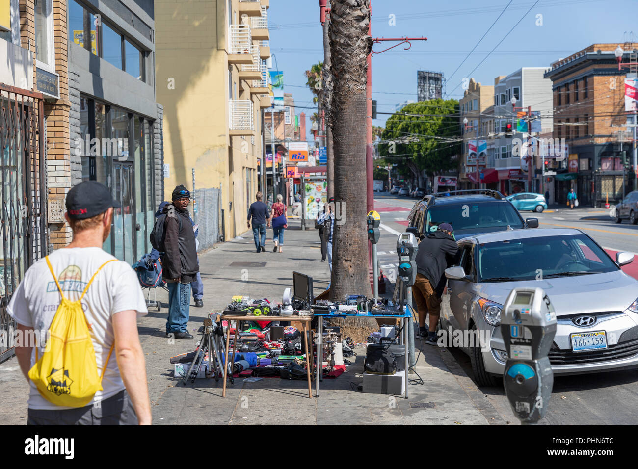 Second-hand-Ware für den Verkauf auf dem Bürgersteig; Mission Street, San Francisco, Kalifornien Stockfoto