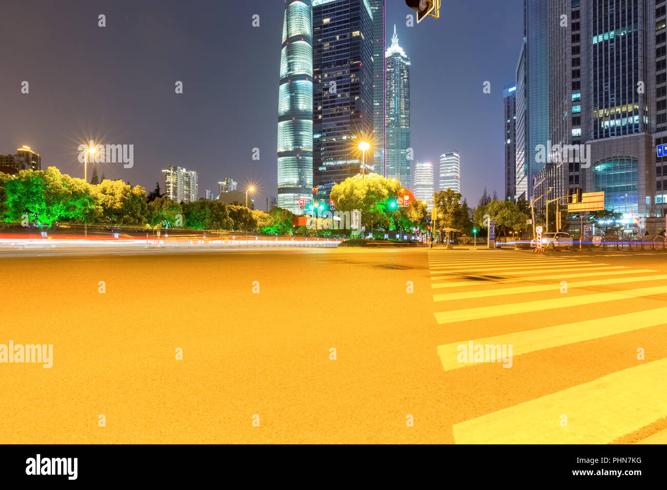 Nacht City Road Hintergrund in Shanghai. Stockfoto